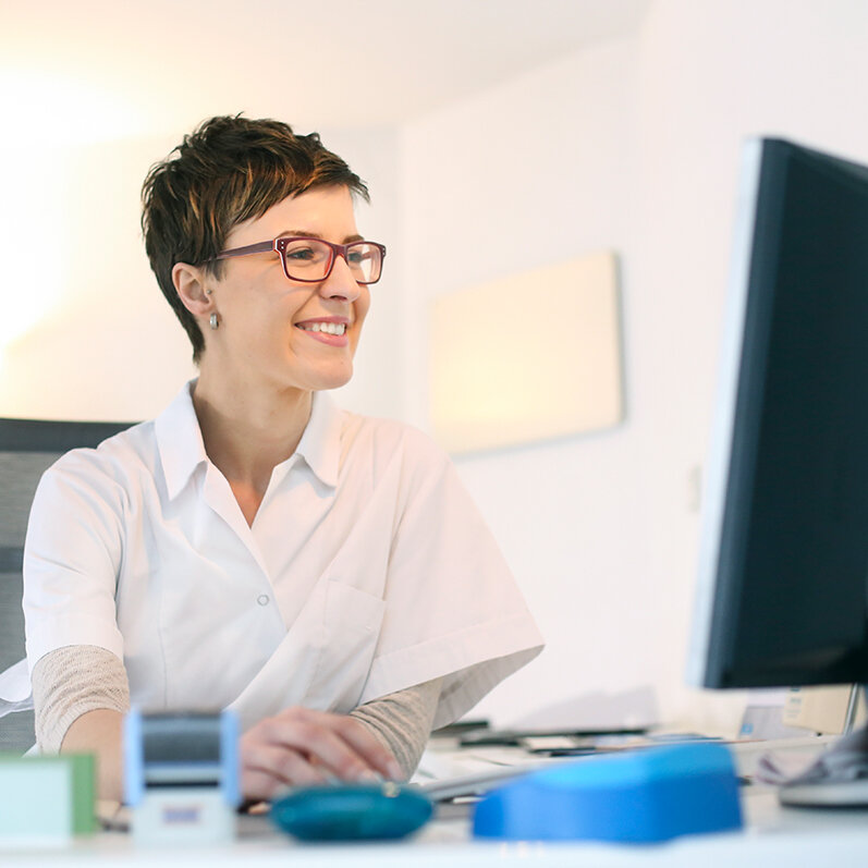 iStock/GoodLifeStudio | © MFA am Praxisschreibtisch