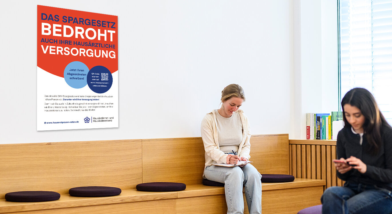 Patientinnen sitzen im Wartezimmer neben Protest-Plakat. | © Tom Weller