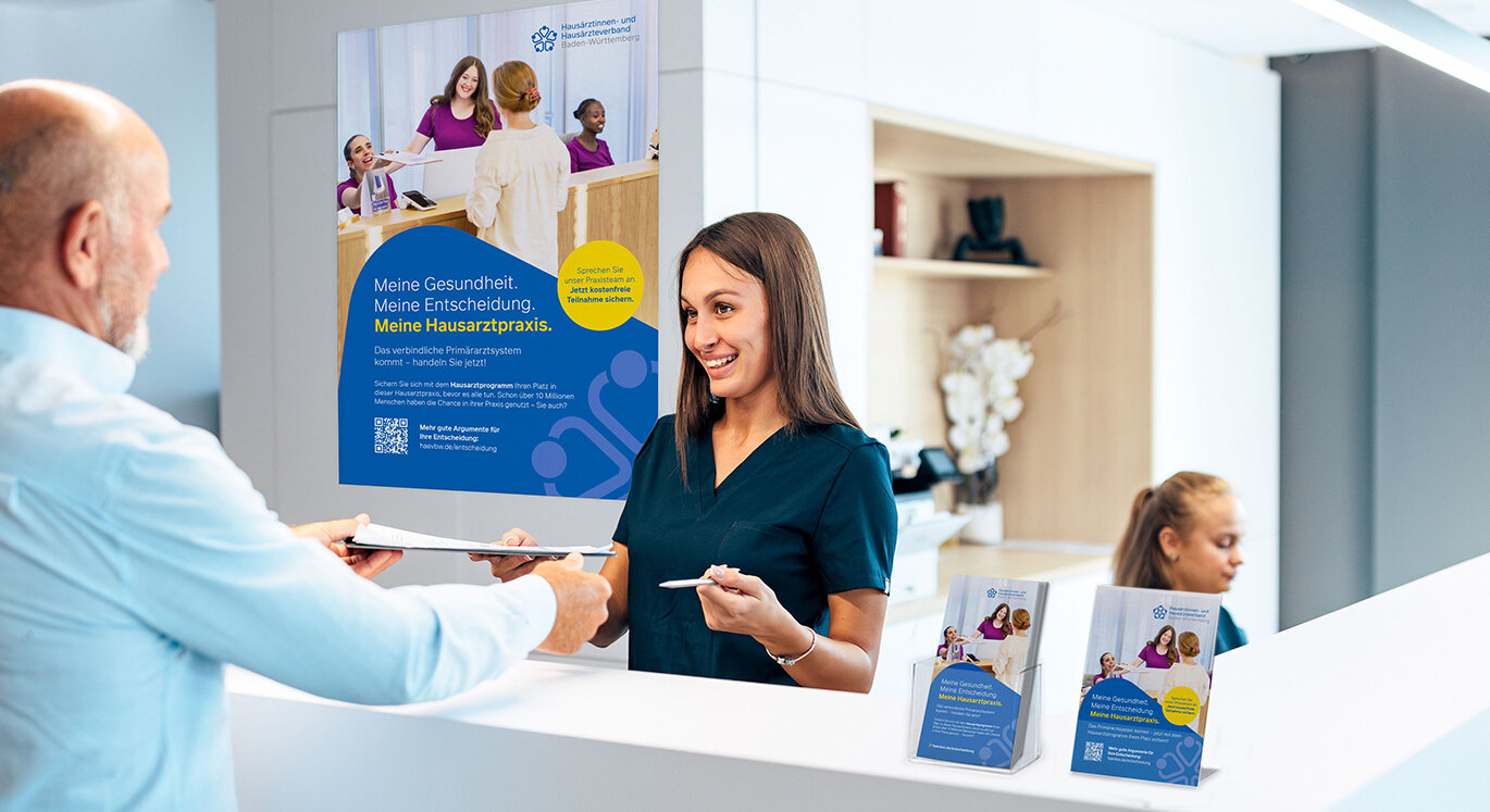 Patient informiert sich an der Infotheke über die HZV-Teilnahme. | © iStock/Kosamtu